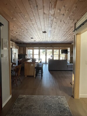 智能電視、壁爐、書籍