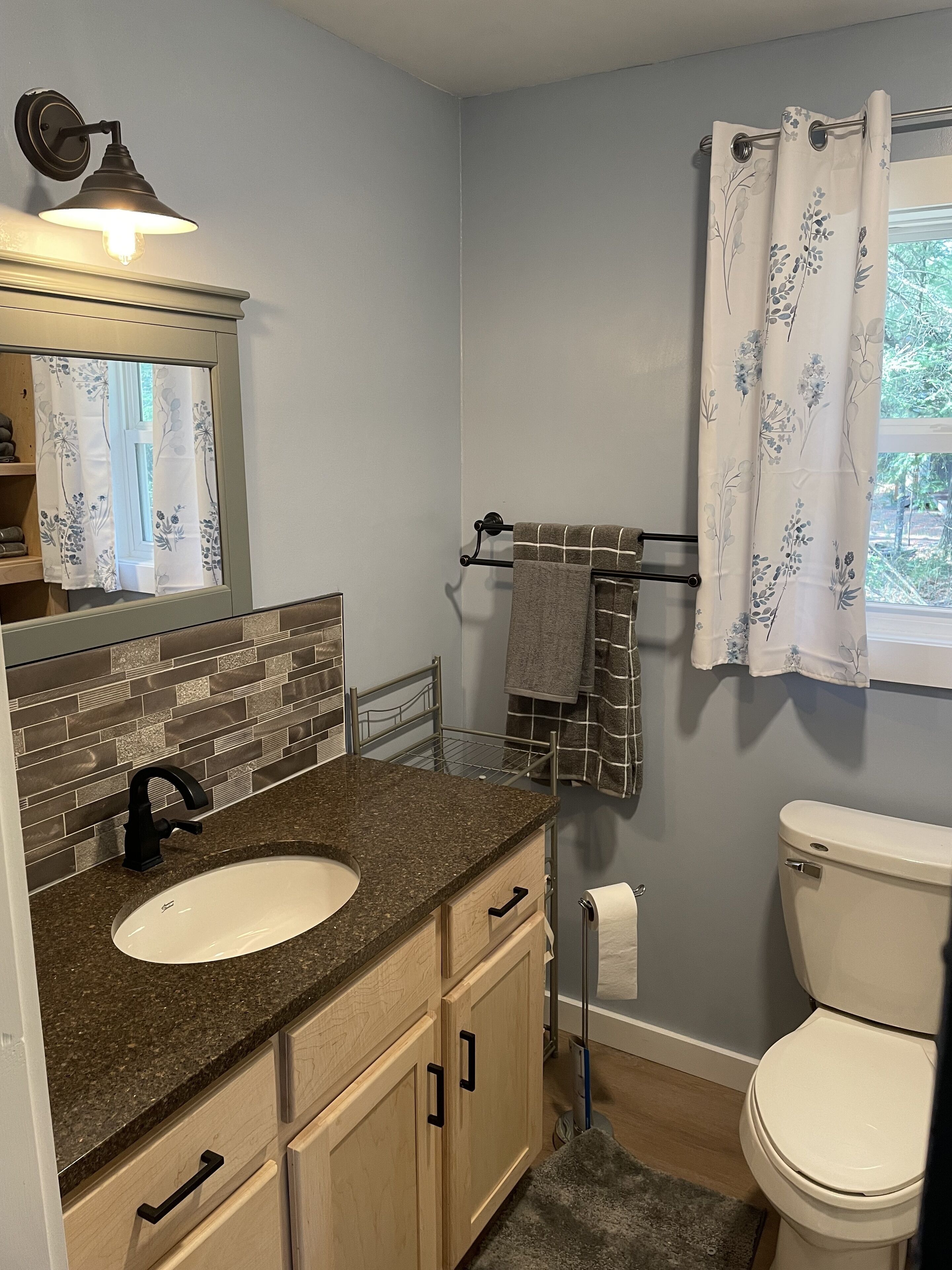 Beautiful 2 bedroom cabin on private lake - peaceful getaway! 