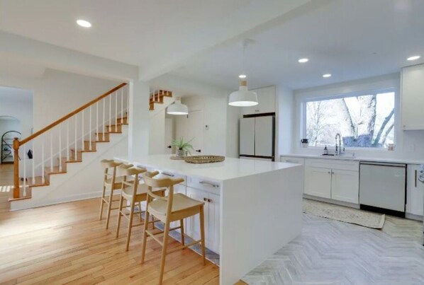 Fridge, microwave, oven, stovetop - Family-friendly: Elegance 15mins to Downtown D.C. (Alexandria)