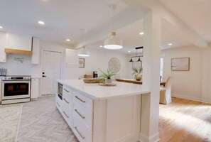 Fridge, microwave, oven, stovetop - Family-friendly: Elegance 15mins to Downtown D.C. (Alexandria)