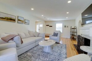 Smart TV, fireplace - Family-friendly: Elegance 15mins to Downtown D.C. (Alexandria)