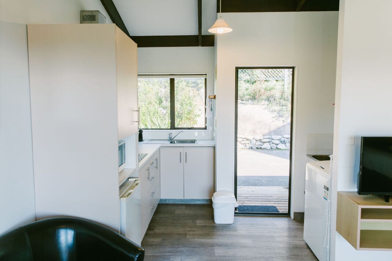 Mikrowelle, Wasserkocher mit Kaffee-/Teezubehör, Toaster