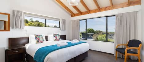 2 bedrooms, iron/ironing board, WiFi