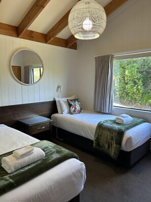 2 bedrooms, iron/ironing board, WiFi
