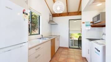 Réfrigérateur, micro-ondes, cafetiÚre/bouilloire, grille-pain