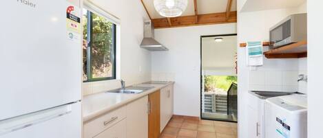 Refrigerador, microondas, cafetera y tetera y tostadora