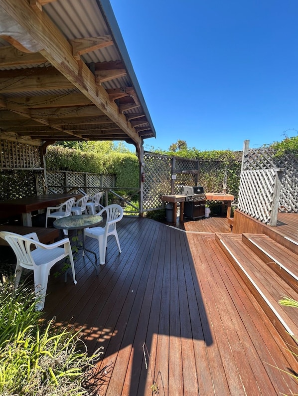SHARED BBQ AREA - Cosy Compact - Comfortable 2-Bedroom (Kaiteriteri)