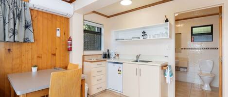 Mikrobølgeovn, kaffe-/temaskine, brødrister