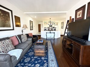 Smart TV, DVD player, books, stereo - Hamilton Cove Condo with Golf Cart and Close to Beach. Only 24 Steps to Door. (Avalon)