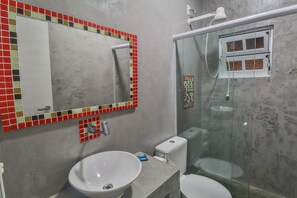 Chuveiro, toalhas de banho, sabonete 