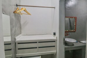 Chuveiro, toalhas de banho, sabonete 