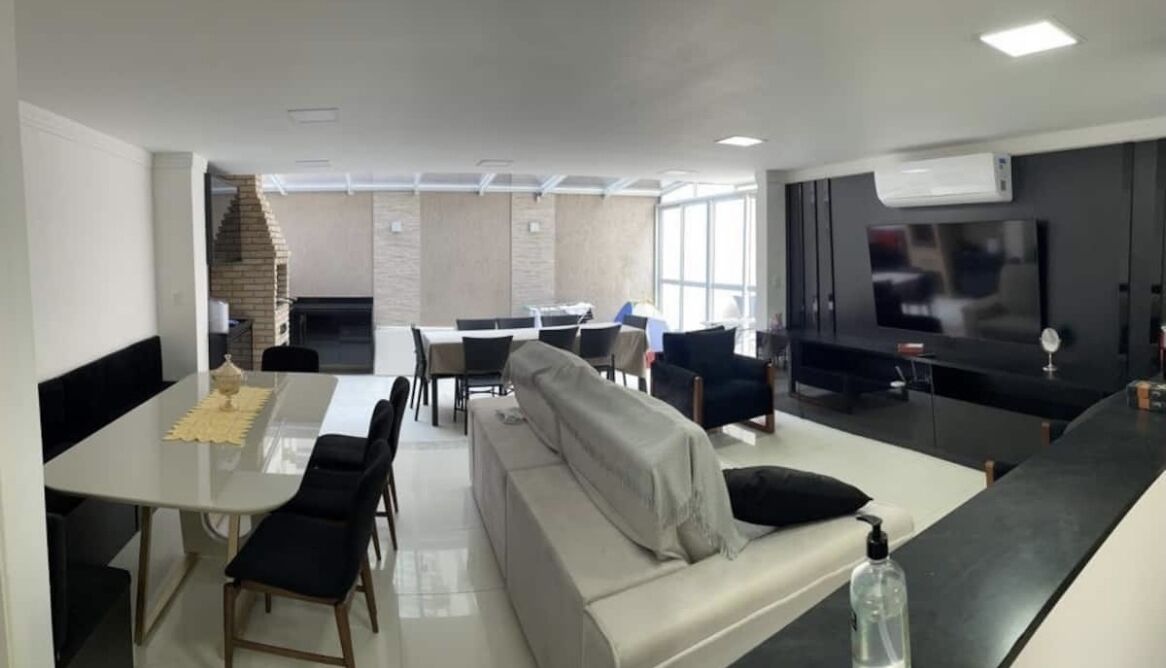 Beautiful triplex house with 4 stes - private pisc/church- 5 min from Praia da Enseada