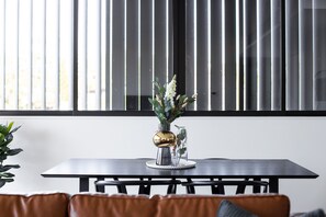 One Bedroom Apartment With Parking | Free WiFi - The Horizon Apartments by Urban Rest (Randwick)