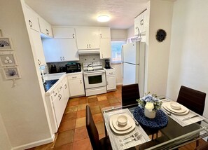 冷蔵庫、電子レンジ、オーブン、コンロ