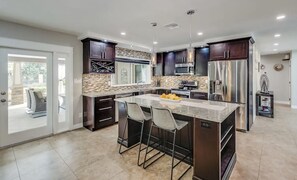 冷蔵庫、電子レンジ、オーブン、コンロ