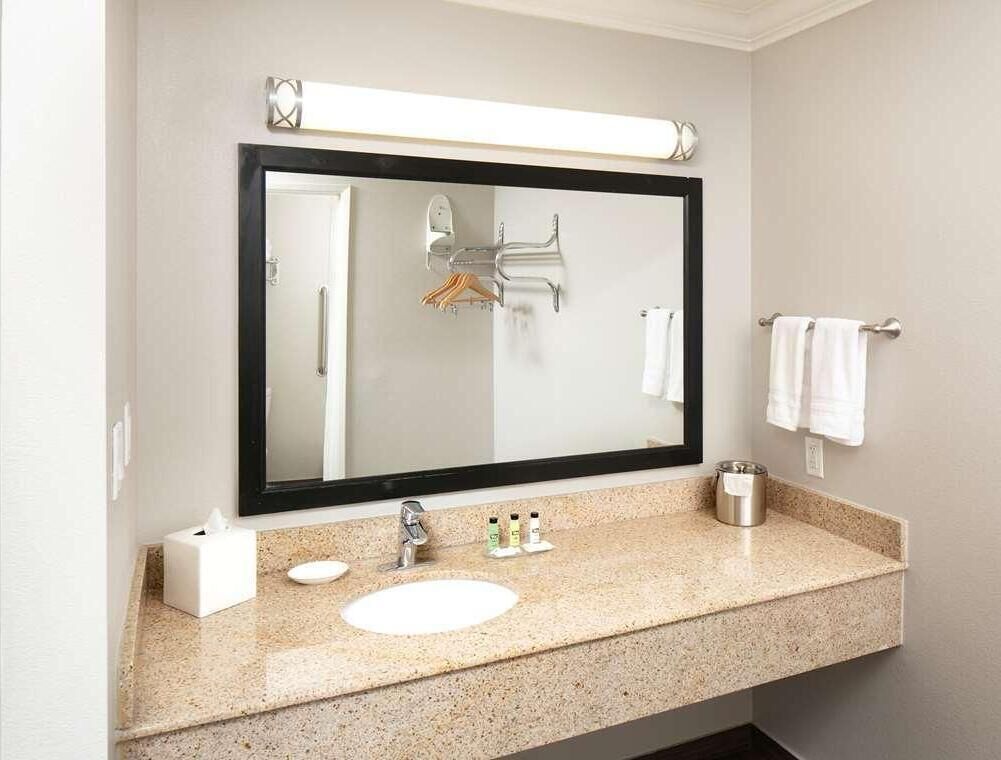 Your Home Away From Home! Free Parking Onsite, Hot Tub, Swimming Pool