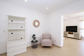 TV - Villa Green House, capacity 8 people, air conditioning, private pool and barbecue area (Lloret de Mar)