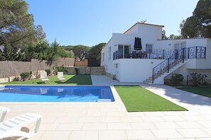 Pool - Villa Green House, capacity 8 people, air conditioning, private pool and barbecue area (Lloret de Mar)