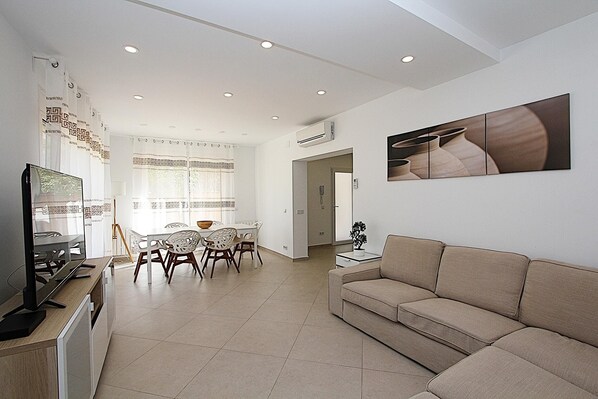 TV - Villa Green House, capacity 8 people, air conditioning, private pool and barbecue area (Lloret de Mar)