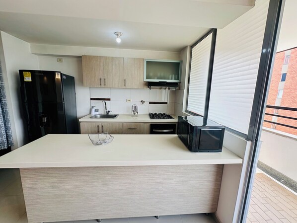 Microondas, horno y placa de cocina