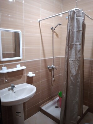 Doccia, sapone, shampoo, carta igienica