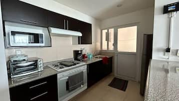 Fridge, microwave, oven, coffee/tea maker