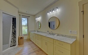 Een douche, een haardroger, handdoeken, zeep