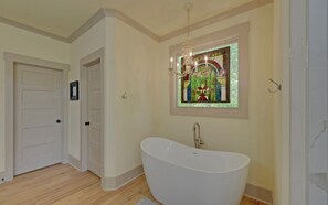 Shower, hair dryer, towels, soap - Serenity Point, Lake Hartwell, GA (Hartwell)