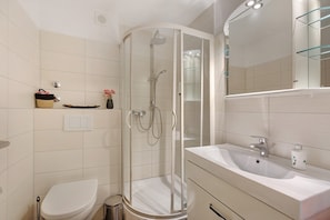 Douche, articles de toilette gratuits, sĂšche-cheveux