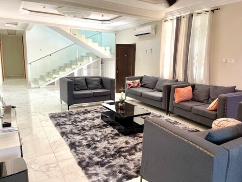 Coastal Retreat is situated just an 12minute drive to the Coast cape Castle