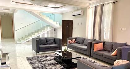 Coastal Retreat is situated just an 12minute drive to the Coast cape Castle