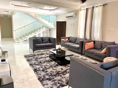 Coastal Retreat is situated just an 12minute drive to the Coast cape Castle