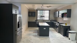 Een koelkast, een microgolfoven, een oven, een kookplaat