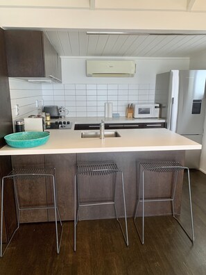 Kühlschrank, Mikrowelle, Geschirrspüler, Toaster