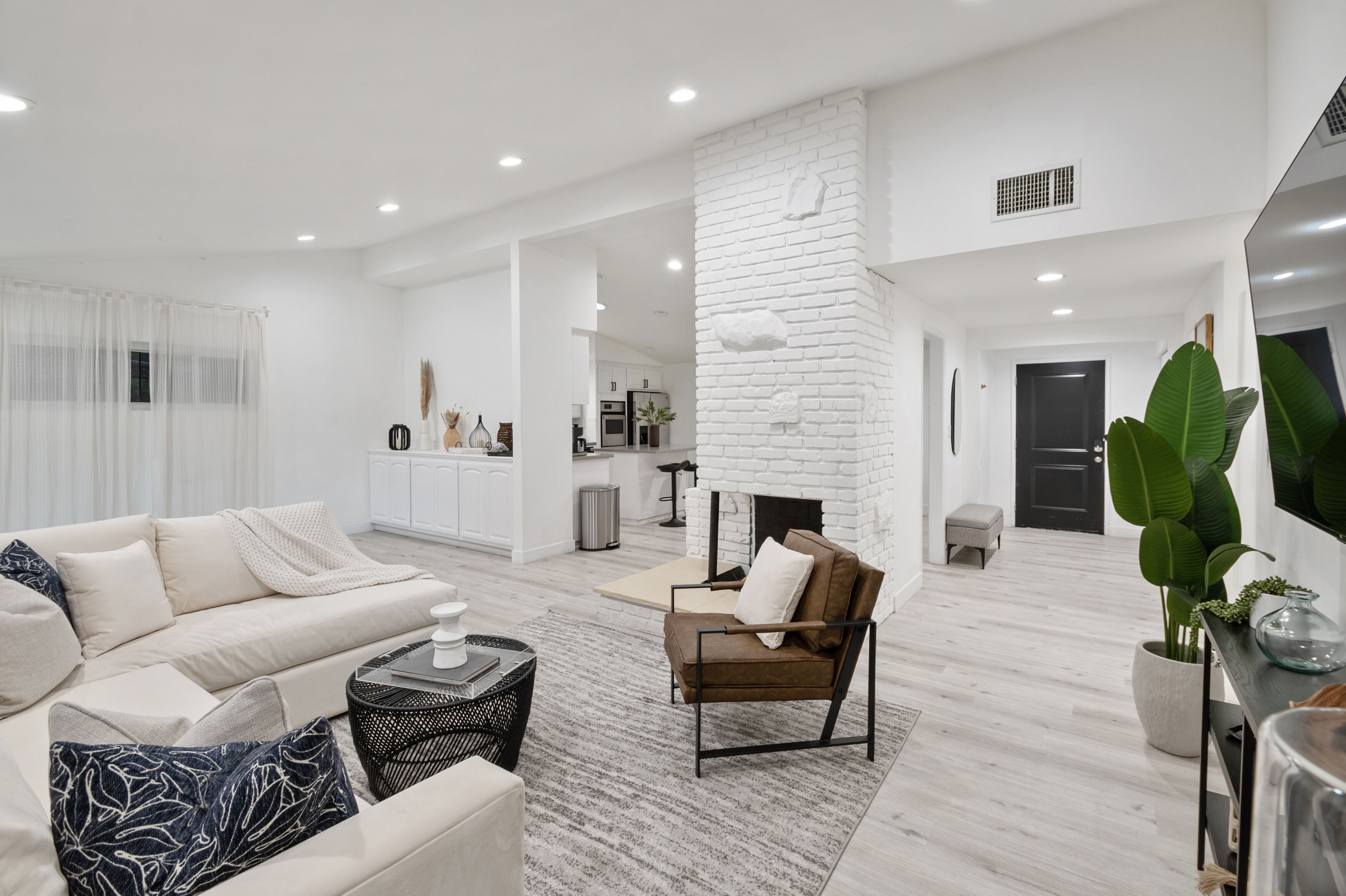 Smart TV, chimenea y videoteca 