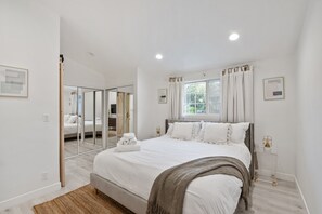 4 makuuhuonetta, tallelokero huoneessa, silitysrauta/-lauta