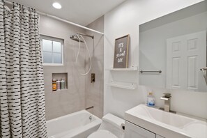 Hiustenkuivaaja, pyyhkeet, saippua, sampoo