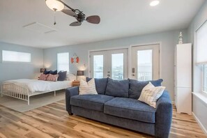 Smart TV, fireplace, books - Welcome to the beach! Pool, large outdoor space - steps to beach! 4 bedrooms! (Panama City Beach)