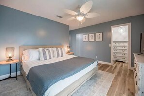 4 bedrooms, desk, iron/ironing board, free WiFi - Welcome to the beach! Pool, large outdoor space - steps to beach! 4 bedrooms! (Panama City Beach)