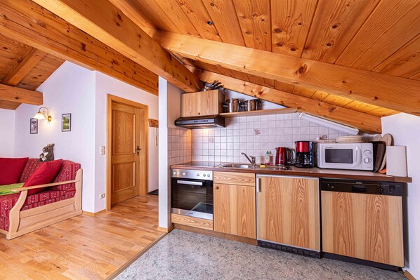 Køleskab, mikrobølgeovn, ovn, kogeplade