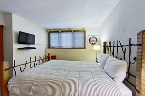 2 bedrooms, iron/ironing board, Internet, bed sheets