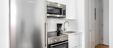 Réfrigérateur, micro-ondes, four, plaque de cuisson