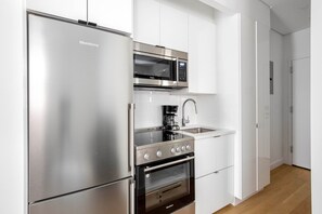 冷蔵庫、電子レンジ、オーブン、コンロ