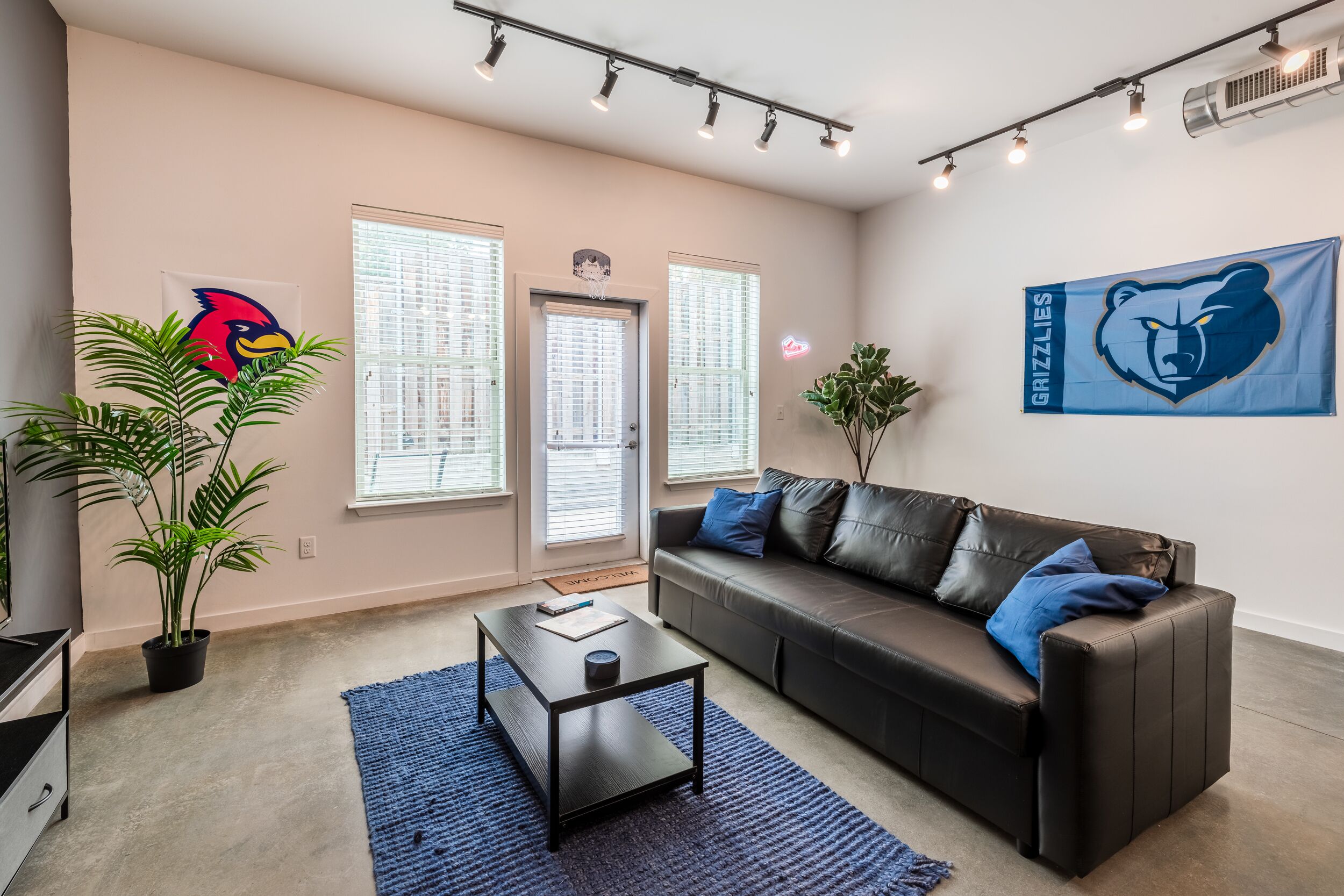 Sports Fan's KING SUITE downtown with POOL & GYM