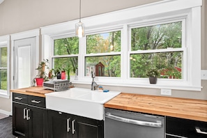 Fridge, microwave, oven, stovetop - 6bd 3ba large gathering home, close to YMCA and 5 miles to Downtown Duluth (Hermantown)