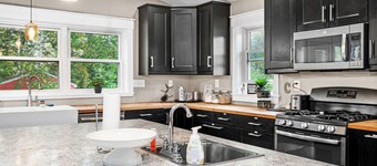 6bd 3ba large gathering home, close to YMCA and 5 miles to Downtown Duluth