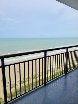 Property grounds - Relaxing Oceanfront Retreat-Updated 2 BR with Scenic Balcony (Myrtle Beach)