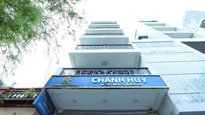Señal de hotel con el nombre "CHÂNH HUY" y el lema "APARTMENTS & HOTEL".