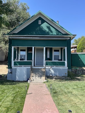 Exterior - The Cozy Nest Vacation (Burns)