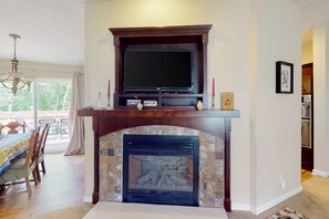 TV, fireplace - Dog-friendly log cabin with amazing views, fireplace, grill - close to Deadwood (Deadwood)